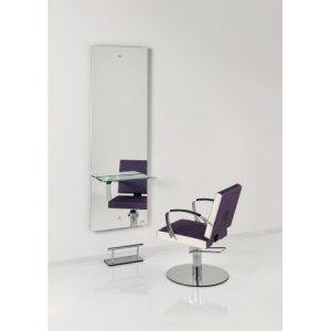 Moderner Friseurstuhl in Lila vor einem großen Spiegel auf weißem Hintergrund in minimalistischem Salon.