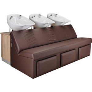 Dreifache Friseurwaschanlage mit braunen Polstersitzen und weißen Waschbecken für komfortables Haarwaschen im Salon.
