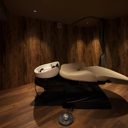 Moderner Backwash in einem stilvollen, holzverkleideten Salonraum, bereit für Haarpflege oder Massage.