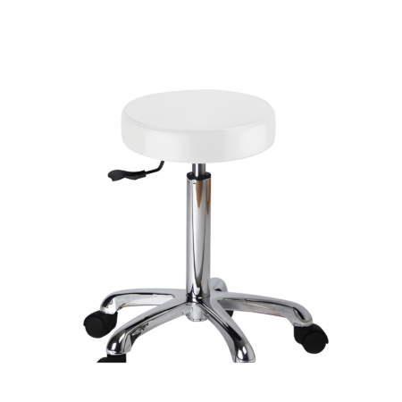 Drehstuhl mit weißem Polster, verchromtem Fuß und Rollen, ideal für Büro- oder Kosmetikbereich.