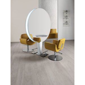 Moderner Friseursalon-Stuhl und großer Spiegel auf hellem Holzboden. Elegantes Design für exklusive Frisurenerlebnisse.