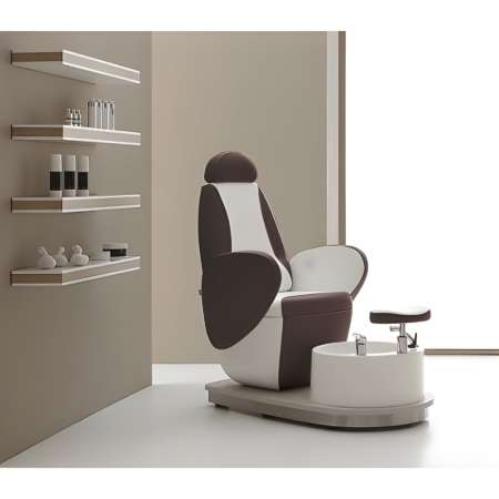 Luxuriöser Pediküre-Stuhl in modernem Spa-Design, braun-weiß, umgeben von Regalen mit Pflegeprodukten.