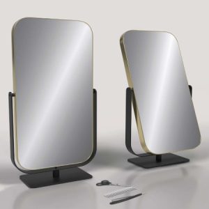 Zwei moderne, rechteckige Standspiegel mit goldenen Rahmen auf dunklen Sockeln, daneben eine Schere und ein Kamm.