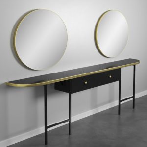 Moderner Konsolentisch mit zwei runden Wandspiegeln, schwarzes Holz mit goldenen Akzenten, vor grauer Wand.