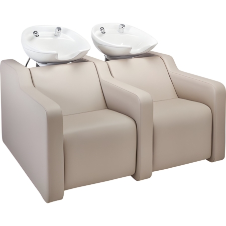 Doppelte Friseurstühle mit integrierten Waschbecken, ideal für komfortable Haarwäschen im Salon.