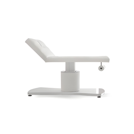 Moderner verstellbarer Massagetisch in Weiß für Wellness- und Kosmetikstudios, Seitenansicht auf weißem Hintergrund.