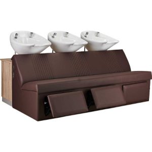 Dreifache Friseurwaschanlage mit braunen Polstersitzen und weißen Waschbecken für komfortables Haarwaschen im Salon.
