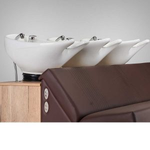 Dreifache Friseurwaschanlage mit braunen Polstersitzen und weißen Waschbecken für komfortables Haarwaschen im Salon.