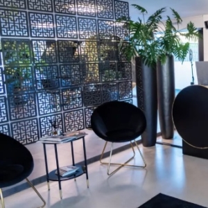 Moderner Empfangsbereich mit stilvoller Friseur Empfangstheke, günstig und funktional für Friseursalons.