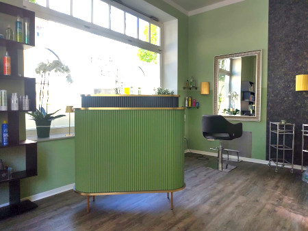 Rezeption Levante, eine moderne Empfangstheke eines Friseursalons
