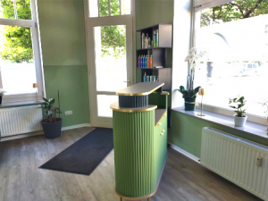 Rezeption Levante, eine moderne Empfangstheke eines Friseursalons
