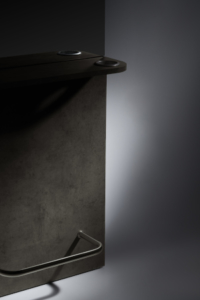 Friseurplatz Brio, Friseurspiegel mit halbrunden Bogen und integrierter Fußstütze