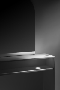 Friseurplatz Jovis, Friseurarbeitsplatz mit gewölbten Spiegel und integrierter Fußstütze