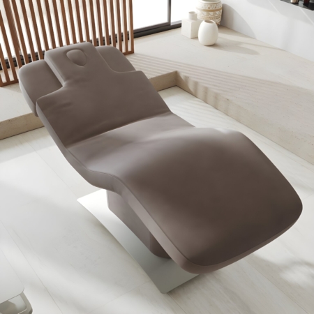 Massagebett Arcus für jede Art von Schönheitsbehandlung an – von der Gesichtsreinigung über Körperbehandlungen und Massagen bis hin zur Lymphdrainage