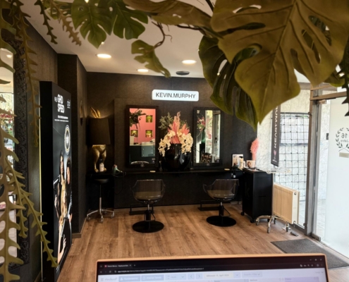 Haarkunst Köln eingerichtet mit dem Friseurstuhl „Ghost“
