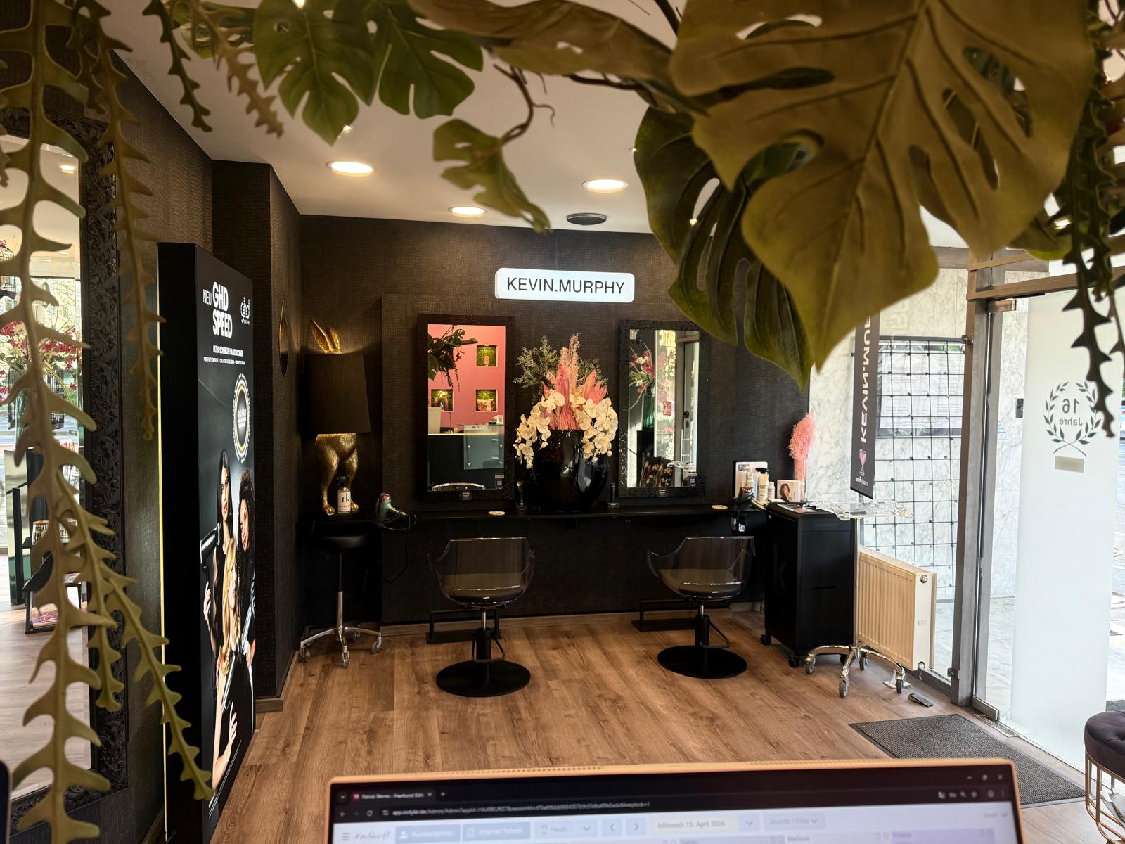 Haarkunst Köln eingerichtet mit dem Friseurstuhl „Ghost“