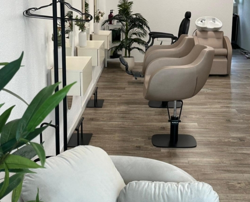 Hair Salon Sabina Thurgau eingerichtet mit dem Waschstuhl Comfort und Friseurstuhl Thomas