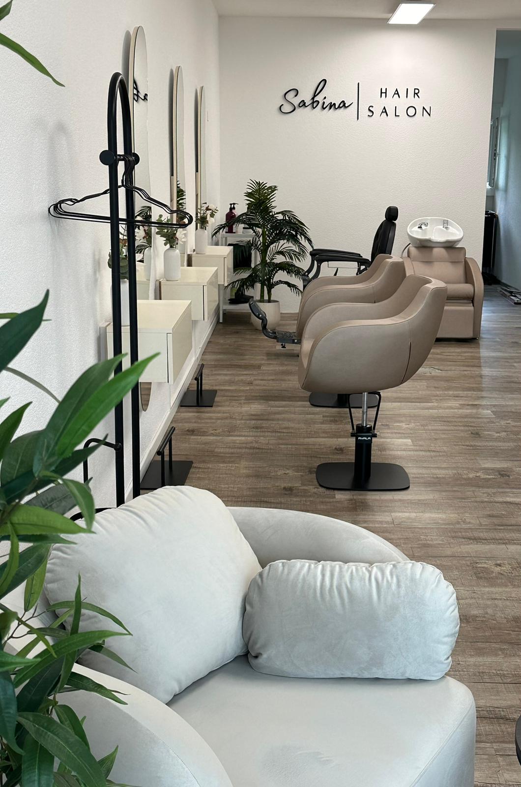 Hair Salon Sabina Thurgau eingerichtet mit dem Waschstuhl Comfort und Friseurstuhl Thomas