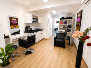 Anne & Du - Dein Haarstudio eingerichtet mit Friseurstuhl Premium und Friseurwaschbecken Gloria