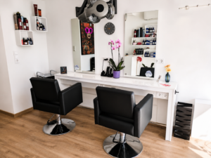 Anne & Du - Dein Haarstudio. Eingerichtet mit dem Doppelfriseurtisch Show II und dem Friseurstuhl Premium