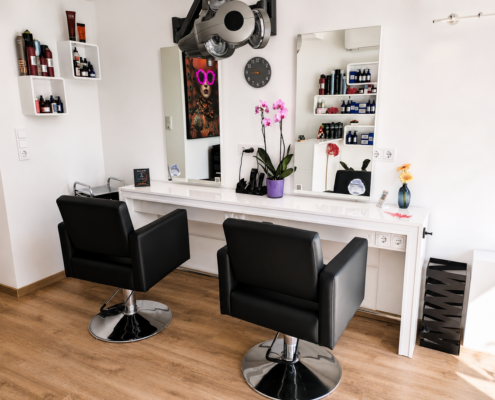 Anne & Du - Dein Haarstudio. Eingerichtet mit dem Doppelfriseurtisch Show II und dem Friseurstuhl Premium