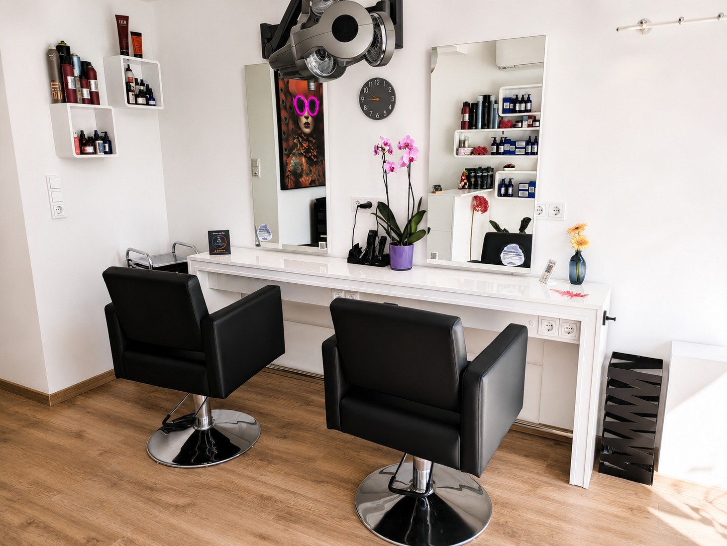 Anne & Du - Dein Haarstudio. Eingerichtet mit dem Doppelfriseurtisch Show II und dem Friseurstuhl Premium